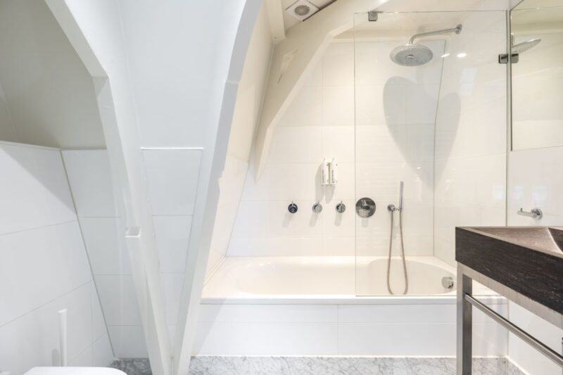 yays-amsvo-1bed-attic-bathroom-bath