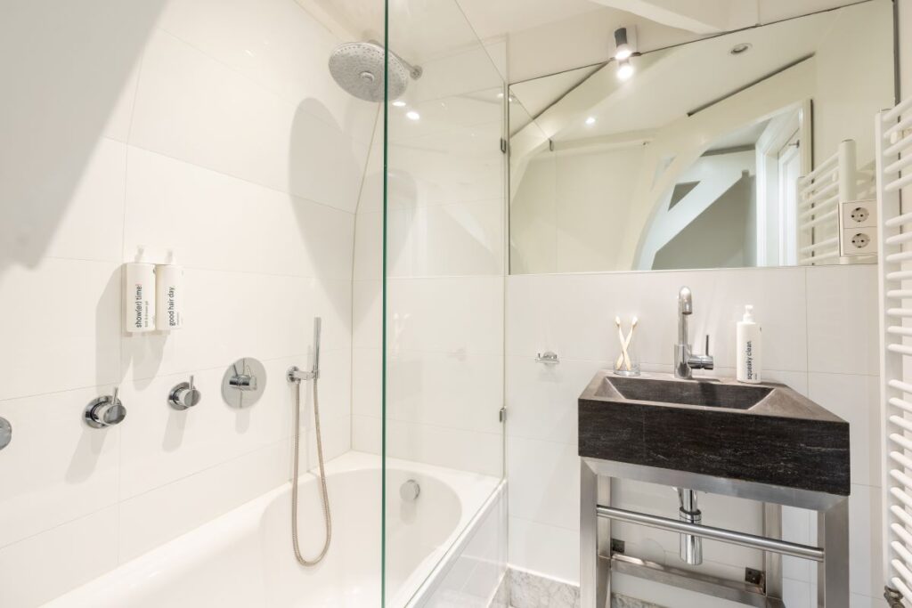 yays-amsvo-1bed-attic-bathroom-sink