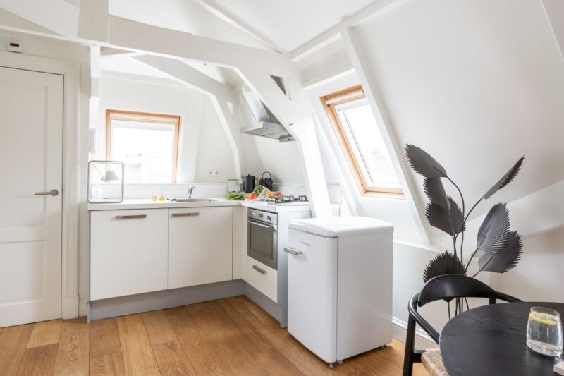 yays-amsvo-1bed-attic-kitchen