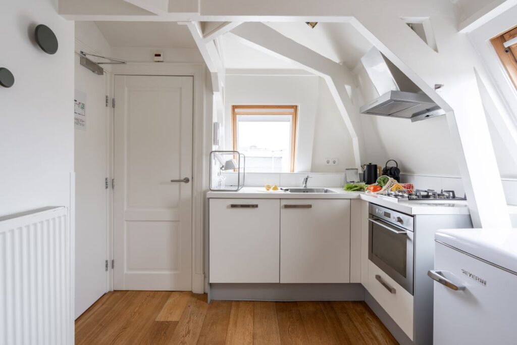 yays-amsvo-1bed-attic-kitchen-full