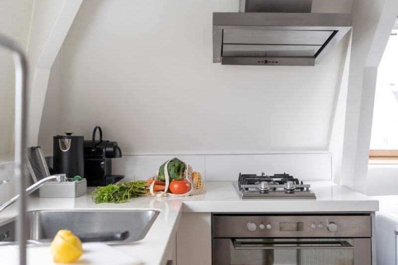 yays-amsvo-1bed-attic-kitchen-veggies