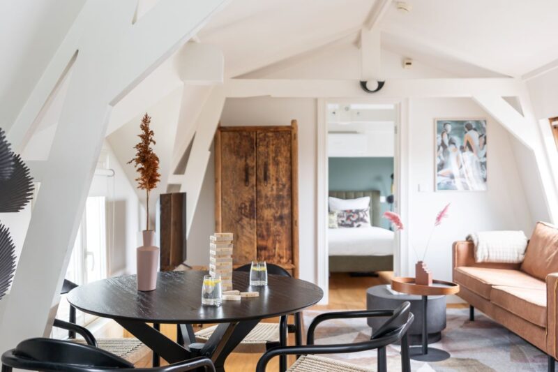 yays-amsvo-1bed-attic-seating-area