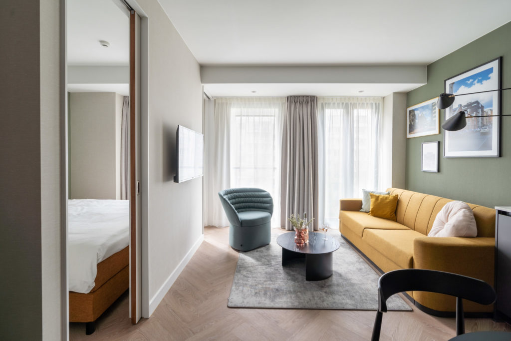 yays-antwerp-opera-one-bedroom-2-living-area