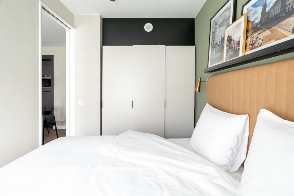 yays-antwerp-opera-one-bedroom-4-bed-closet