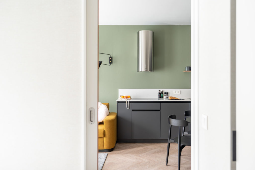 yays-antwerp-opera-one-bedroom-4-peekthrough