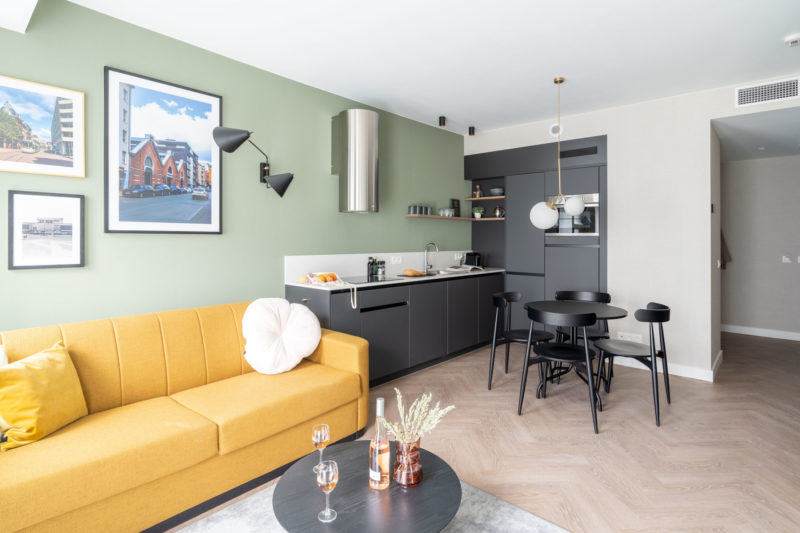 yays-antwerp-opera-one-bedroom-4-seating-kitchen