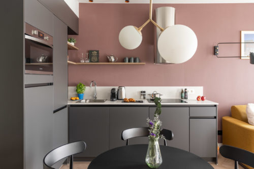 yays-antwerp-opera-one-bedroom-comfort-2-kitchen-focus
