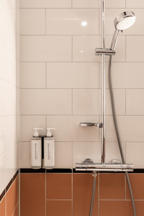 yays-antwerp-opera-one-bedroom-comfort-2-shower-focus