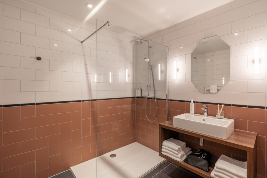 yays-antwerp-opera-one-bedroom-comfort-4-bathroom