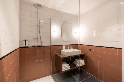 yays-antwerp-opera-one-bedroom-comfort-4-bathroom-full