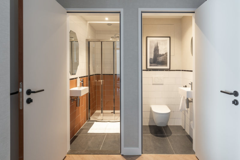 yays-antwerp-opera-two-bedroom-6-WA-shower-toilet