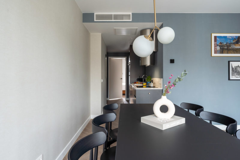 yays-antwerp-opera-two-bedroom-terrace-6-dining-area