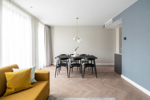 yays-antwerp-opera-two-bedroom-terrace-6-dining-table