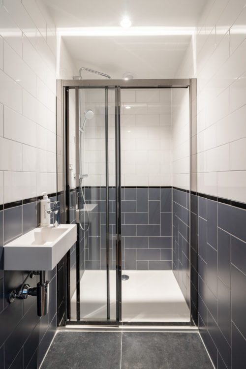 yays-antwerp-opera-two-bedroom-terrace-6-shower-2