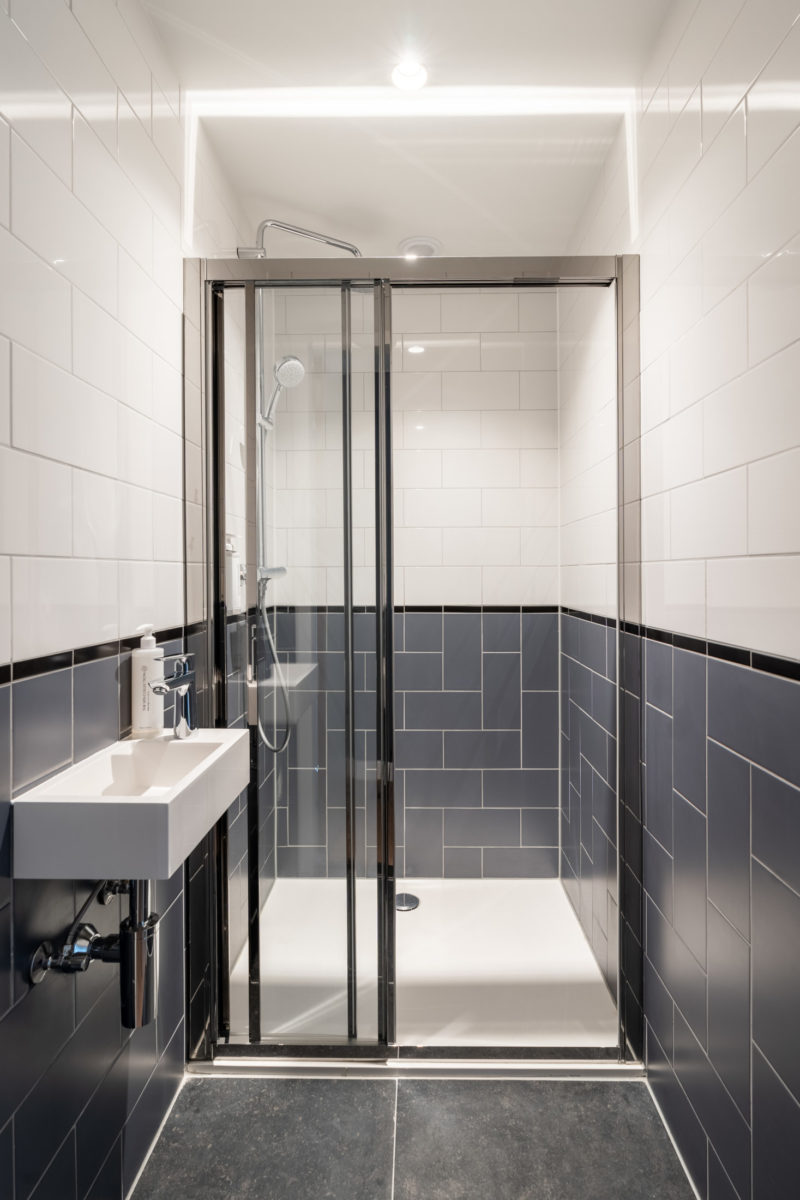 yays-antwerp-opera-two-bedroom-terrace-6-shower-2