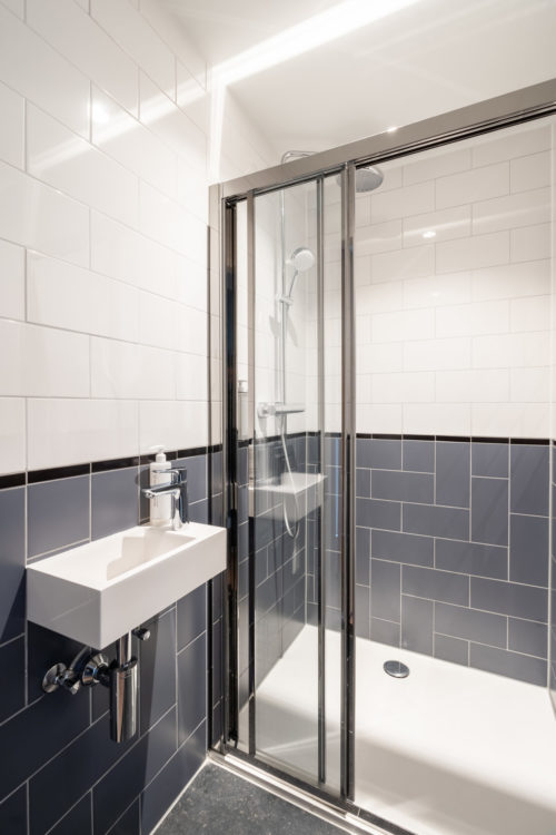 yays-antwerp-opera-two-bedroom-terrace-6-shower-3