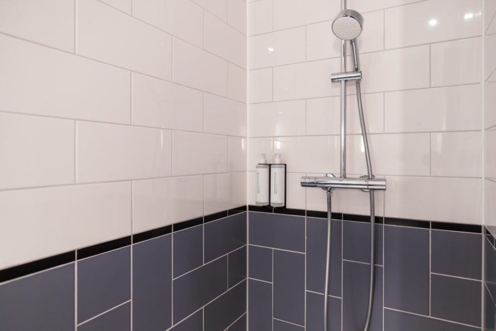 yays-antwerp-opera-two-bedroom-terrace-6-shower-focus