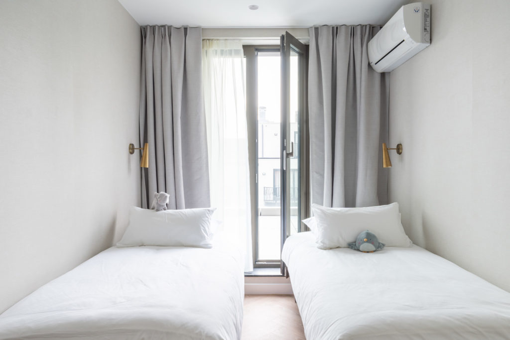 yays-antwerp-opera-two-bedroom-terrace-6-twin-bed