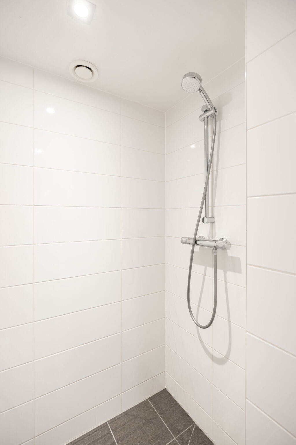 AMS-Dockside-Flats-Duplex4-bathroom-shower