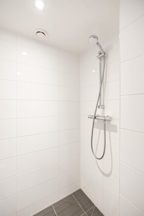 AMS-Dockside-Flats-Duplex4-bathroom-shower