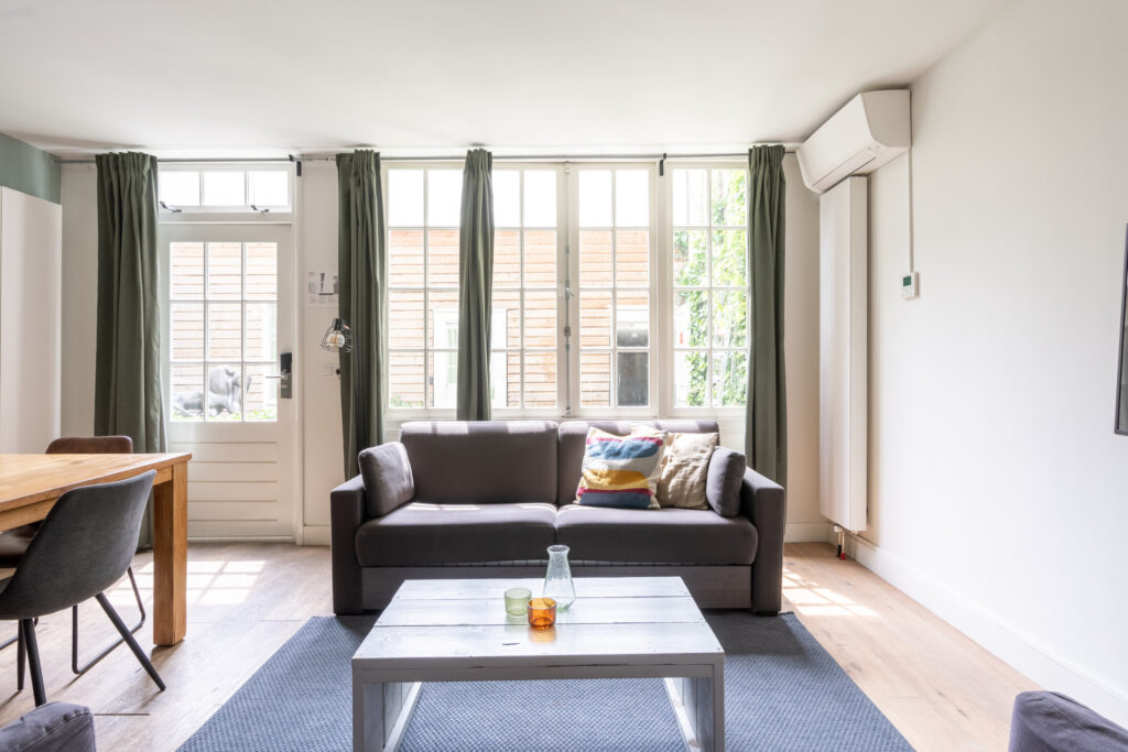 AMS-Dockside-Flats-2b-livingroom5